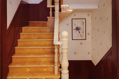 湛江中式别墅室内汉白玉石楼梯的定制安装装饰效果