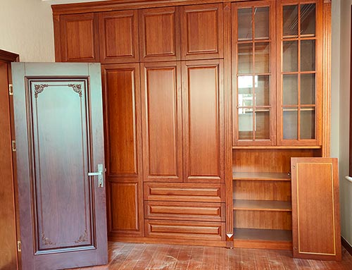 湛江中式家庭装修里定制的实木衣柜效果图